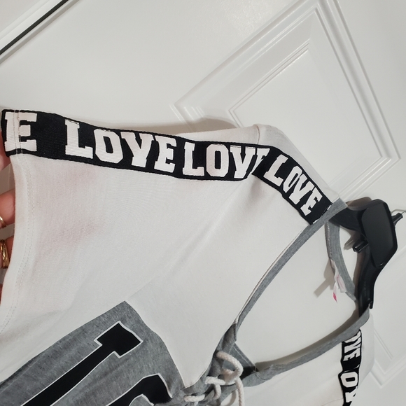 No Boundaries LOVE T-Shirt - Picture 4 of 13